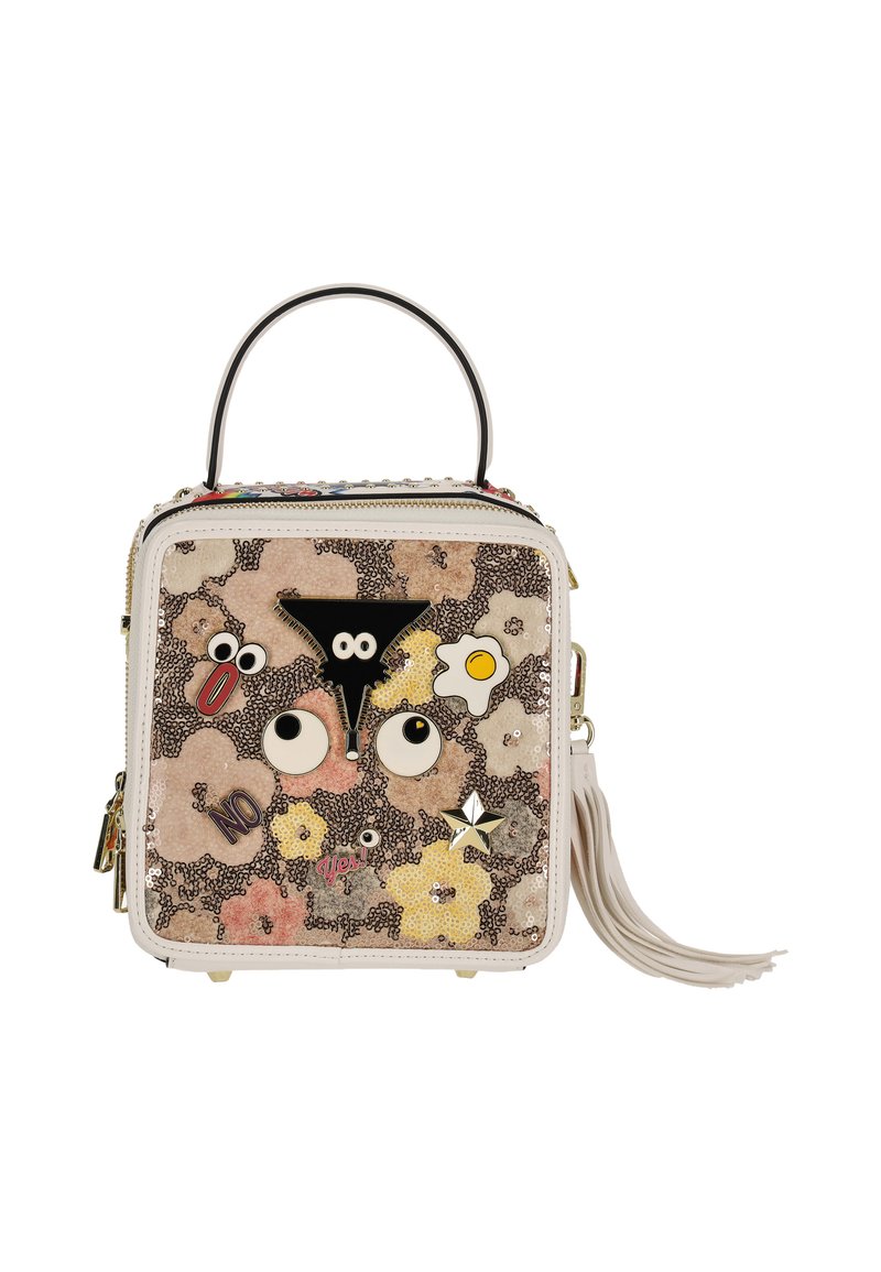 Geantă pătrată cu model floral din paiete, patch-uri cu ochi de desen animat și stele, detaliu cu ou prăjit, mâner negru și franjuri laterali cu ciucuri.