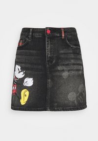Gonna di denim nera con tasche frontali, bottone rosso, dettagli a quadri e una grafica colorata di Topolino sul lato sinistro.