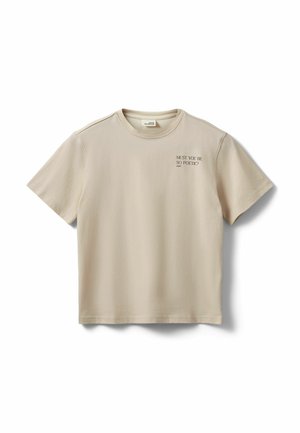 Beige Baumwoll-T-Shirt mit Rundhalsausschnitt und kurzen Ärmeln. Auf der Vorderseite befindet sich ein bedruckter Text: "MÜSSEN SIE SO POETISCH SEIN?" in Schwarz.