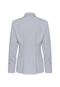 Blazer grigio chiaro con colletto strutturato, maniche lunghe e dettagli con pieghe posteriori. Presenta bottoni decorativi sui polsini e una texture del tessuto liscia.