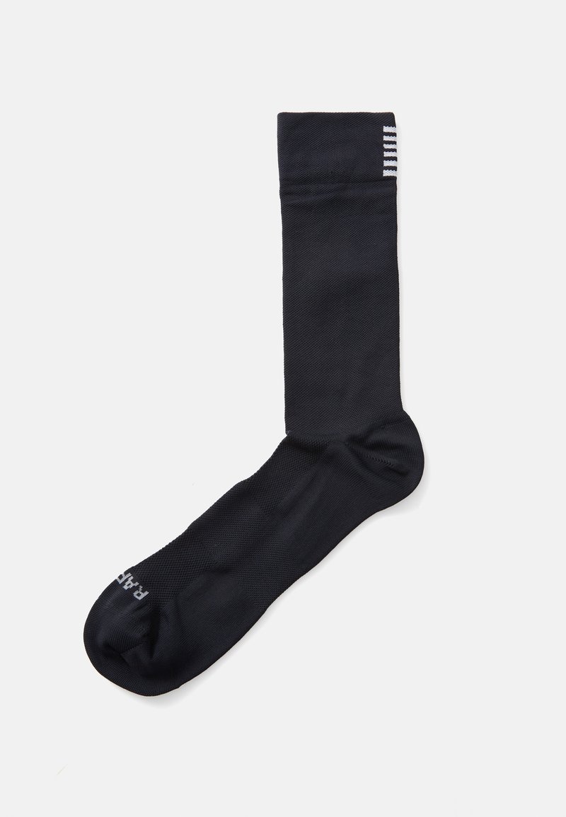 Schwarze Sportsocke mit strukturiertem Oberflächen, einem gerippten Bündchen und einem weißen Logo in der Nähe der Zehen. Entworfen für Komfort und Unterstützung.