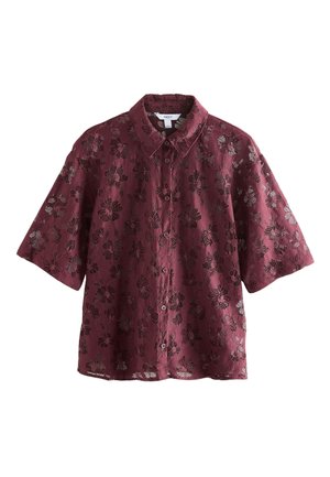 Camisa burdeos de manga corta con botones, con superposición de encaje floral y cuello puntiagudo.