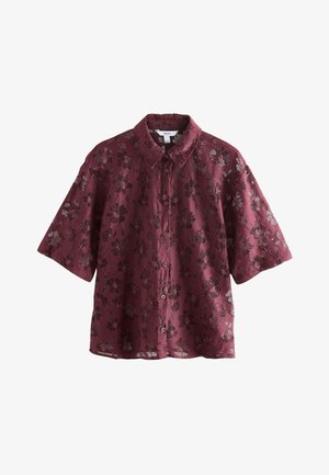 Camisa burdeos de manga corta con botones, con superposición de encaje floral y cuello puntiagudo.
