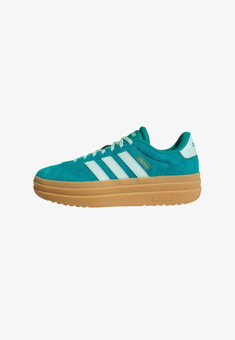 Basket turquoise Adidas avec des bandes blanches, des lacets blancs, une épaisse semelle gomme et le logo Adidas sur le côté et la languette du talon.
