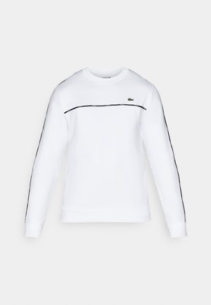 Sweatshirt blanc en coton, avec une bande noire horizontale sur la poitrine et des détails de logo noir sur les manches et la zone de la poitrine.