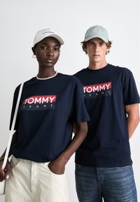 Tommy Jeans ENTRY TEE UNISEX - Camiseta estampada - dark night navy