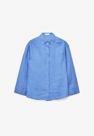 Modra srajca z dolgimi rokavi in ovratnikom, z gumbi, izdelana iz teksturirane tkanine, položena ravno na belem ozadju.