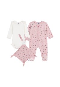 Dreiteiliges Baby-Set: weißer Body, rosa Fußanzug mit Blumenmuster und rosafarbene Sicherheitsdecke in Hasenform mit Ohren.