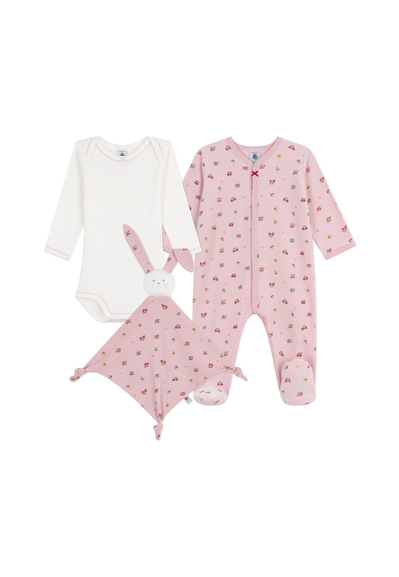 Dreiteiliges Baby-Set: weißer Body, rosa Fußanzug mit Blumenmuster und rosafarbene Sicherheitsdecke in Hasenform mit Ohren.