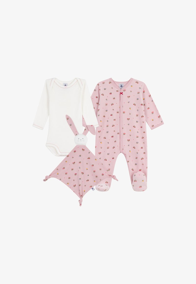 Tre-delars babyset: vit bodysuit, rosa sparkdräkt med blommönster och en rosa kaninformad trygghetsfilt med öron.