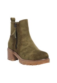 Groene suède enkellaars met zijrits, chunky hak en gestructureerde zool. Heeft een trekflap aan de achterkant en contrasterende stikdetails.