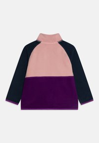 Gyerek hosszú ujjú fleece dzseki színblokkokkal: rózsaszín, sötétkék ujjak és lila alsó rész, hátulról bemutatva.