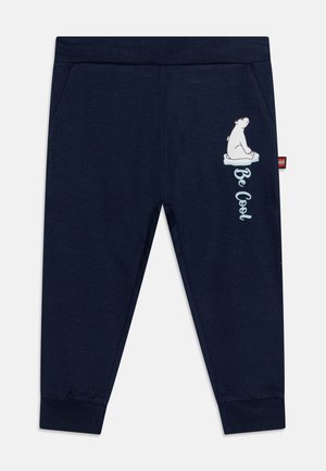 Pantalones deportivos para niños en azul marino con cintura y puños elásticos, con un oso polar blanco sobre hielo y el texto "Be Cool" en la pierna derecha.