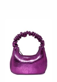 Borsa a mano metallica viola con manico arricciato e superficie liscia. Presenta una forma arrotondata e una chiusura con zip, evidenziando un design unico.