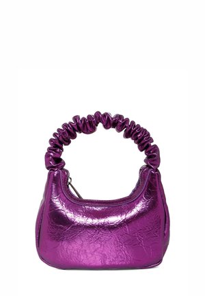 Sac à main métallique violet avec une poignée froncée et une texture lisse. Présente une forme arrondie et une fermeture éclair, mettant en avant un design unique.