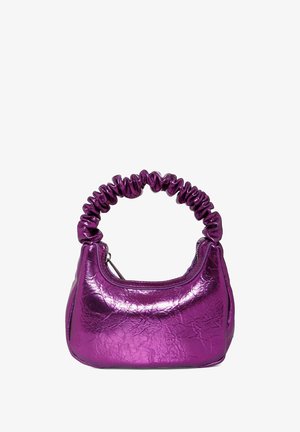 Metallic paarse handtas met een geplooide hengsel en een gladde textuur. Heeft een ronde vorm en een ritsluiting, benadrukt een uniek ontwerp.