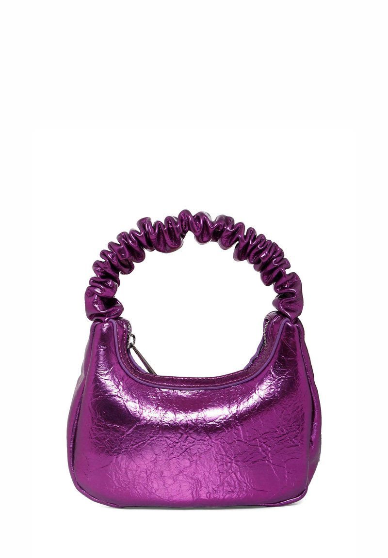 Borsa a mano metallica viola con manico arricciato e superficie liscia. Presenta una forma arrotondata e una chiusura con zip, evidenziando un design unico.