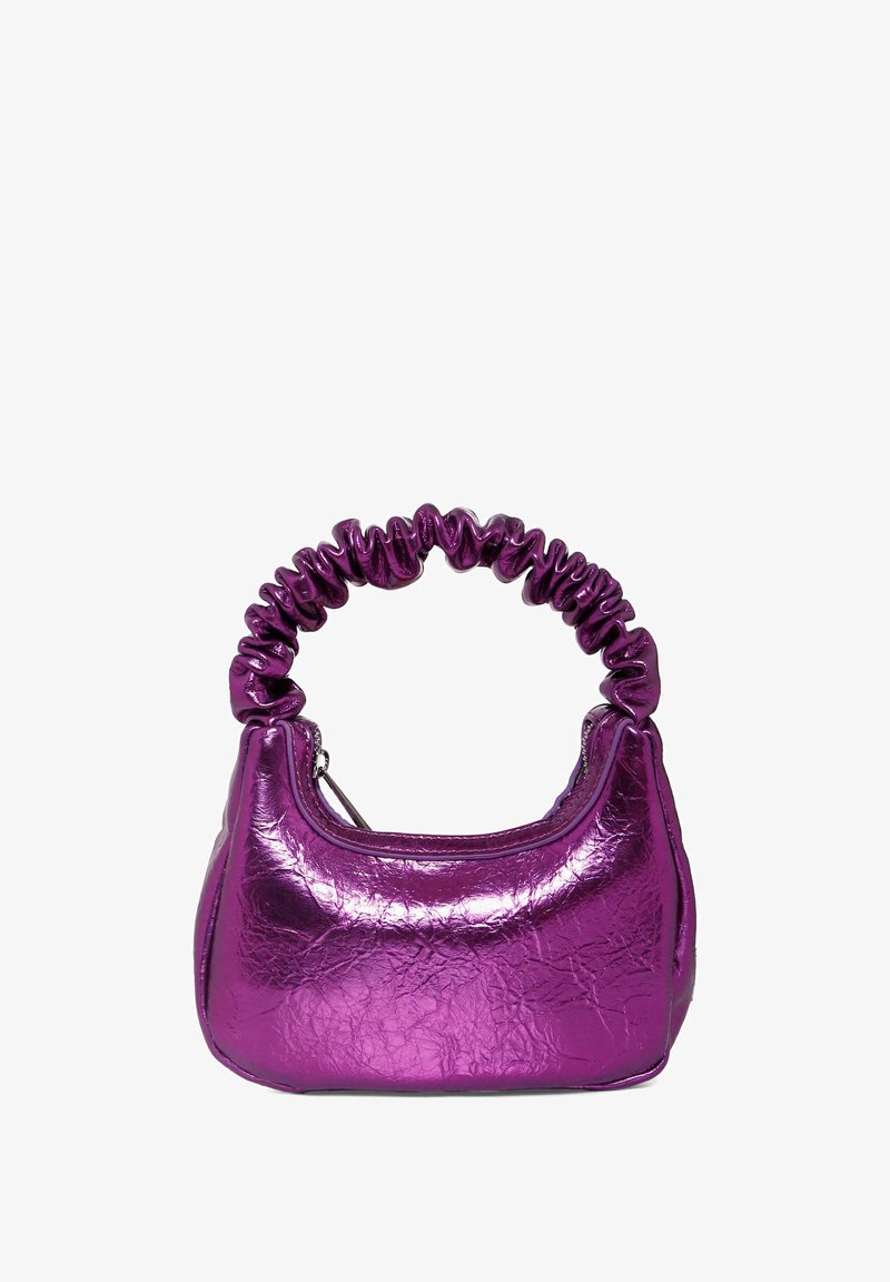 Metaliczna purpurowa torebka z marszczonym uchwytem i gładką teksturą. Cechuje się okrągłym kształtem i zamknięciem na zamek, podkreślając unikalny design.