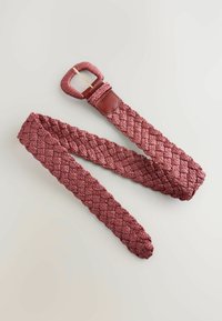 Cinturón tejido en un color rosa apagado con un patrón texturizado. Cuenta con una hebilla rectangular de cuero marrón con una lengüeta de metal en tono dorado.