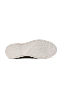 Suela de zapato en goma gris claro con una superficie lisa y patrones en forma de ola, que presenta un agarre texturizado para tracción y flexibilidad.