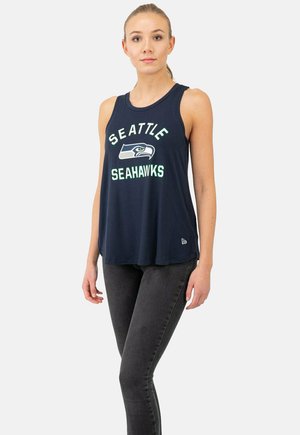 Navyblaues Tanktop mit der Aufschrift "SEATTLE SEAHAWKS" in weißer und grüner Schriftart, mit Teamlogo. Weicher Stoff, athletischer Schnitt und lockere Passform.