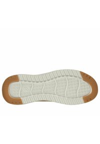 Suela de caucho con superficie blanca texturizada, con un acento marrón en el talón y un patrón de olas para brindar tracción.