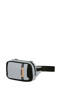 Graue und schwarze Hüfttasche aus strapazierfähigem Stoff, mit rechteckiger Form, horizontalen Streifen und einem orangefarbenen Logo auf der Vorderseite.