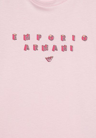 Camiseta de algodón de color rosa claro con el texto "EMPORIO ARMANI" en letras en negrita y estilo 3D, con acentos en tonos de rosa y gris.