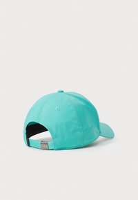 Turkis baseball cap med en buet skygge, justerbar rem og tekstureret stof. En lille logoaccent kan ses på remmen.