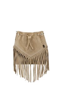 Borsa secchiello in camoscio color cuoio con bordo a frange lunghe, chiusura a coulisse, occhielli in metallo e piccolo ciondolo rotondo attaccato alla catena.