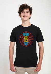 Sort bomulds T-shirt med et farverigt grafisk motiv af en bølgende kat og tekst, der læser "Held og Lykke" og "Ramen Bar Tokyo" med radiære linjer.