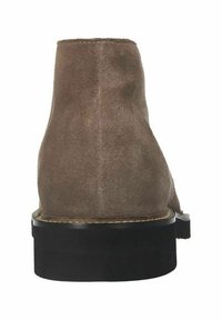 Stivale alla caviglia in suede marrone con texture liscia, punta rotonda e suola in gomma nera a contrasto. Dettagli di cucitura lungo il bordo superiore.