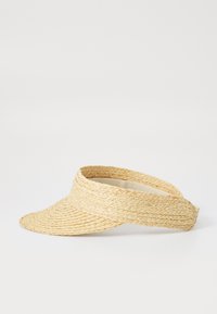 Hatt av halm med bred skärm, ljus beige färg, texturerad vävd design och ett justerbart tygband bak.