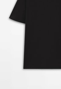 T-shirt nera a maniche corte con design semplice, esposta su uno sfondo bianco.