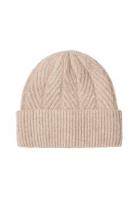 Beige gebreide wollen beanie met opgevouwen ribbelrand en een getextureerd diagonaal kabelbreipatroon.