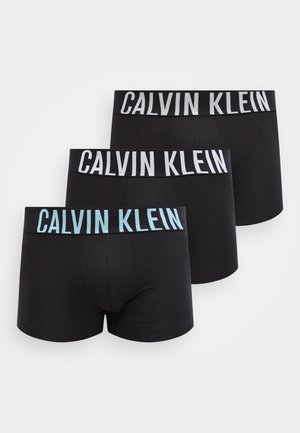 Tre svarte Calvin Klein-bokser med merketaljer på midjebåndet i hvit og lyseblå skrift, overlappende arrangert på en hvit bakgrunn.