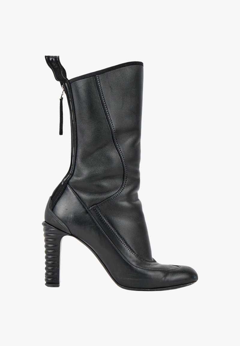 Botte noire en cuir, mi-mollet, avec un talon haut rainuré, une fermeture éclair latérale, un bout arrondi et une languette au sommet à l'arrière.