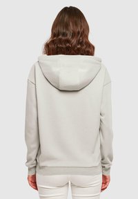 Merchcode WORDING - STAY WILD EVERYDAY  - Mikina s kapucí - lightasphalt