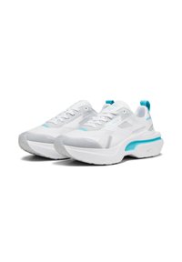 Baskets de sport blanches au design massif, avec des accents bleu clair, une tige en mesh texturé et une épaisse semelle blanche pour un amorti.