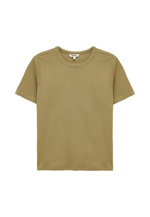 Maglietta verde oliva in cotone a maniche corte con collo rotondo e cuciture visibili, distesa su sfondo bianco.