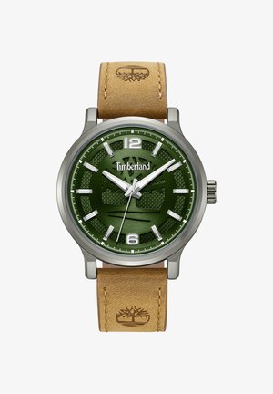 Reloj de pulsera redondo de Timberland en plata con esfera verde en relieve, marcadores de hora blancos, correa de cuero color canela y logo de árbol de Timberland en la correa.