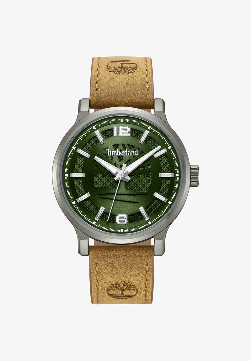 Montre-bracelet Timberland ronde argentée avec cadran vert embossé, index blancs, bracelet en cuir beige et logo arbre Timberland sur le bracelet.