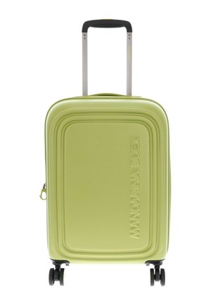 Valise rigide vert clair avec quatre roues pivotantes noires et une poignée noire rétractable, vue de face.