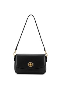 Borsa a spalla in pelle nera con una texture liscia, emblema incrociato dorato e tracolla regolabile. Forma rettangolare con chiusura a pattina.