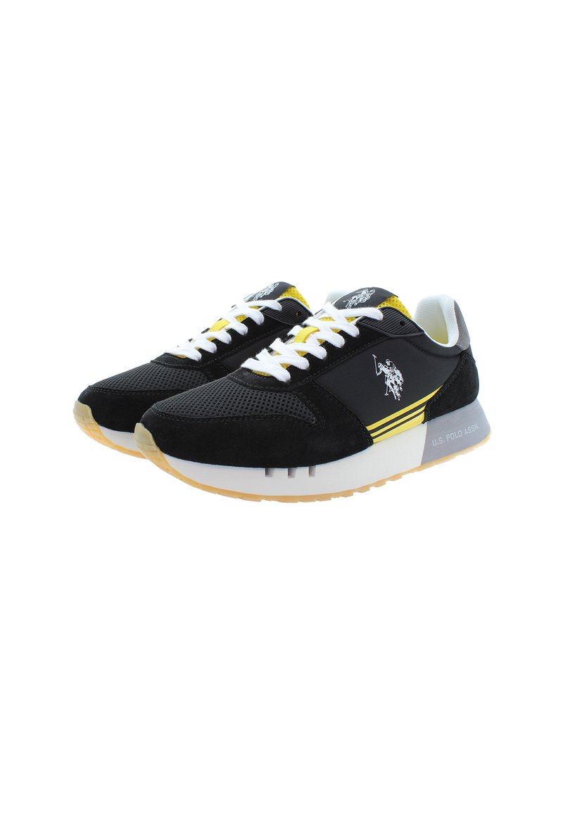 Czarne sneakersy z żółtymi akcentami i białymi sznurowadłami. Wykonane z siateczki i zamszu, z grubą białą podeszwą i teksturowanym gumowym spodem.