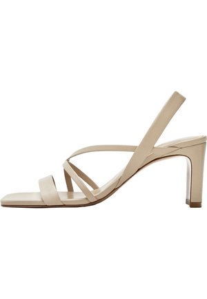 Beżowe sandały na paskach z kwadratowym noskiem, smukłym paskiem wokół kostki i umiarkowanym obcasem. Gładka skórzana tekstura z minimalnymi detalami.