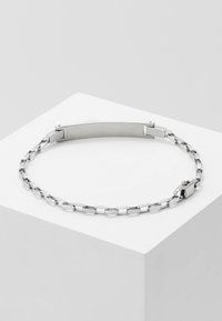 Pulsera de cadena de plata con eslabones rectangulares y un cierre de barra liso y pulido. Diseño simple con un acabado brillante.