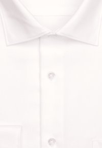 Chemise blanche avec un col pointu, une poche unique et des boutons transparents. Le tissu présente un motif de tissage texturé.
