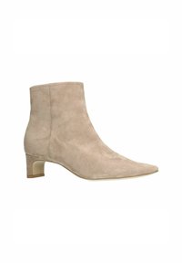 Stivale alla caviglia in suede beige con punta affusolata, tacco basso impilato e cuciture minime. Texture liscia con un design elegante.