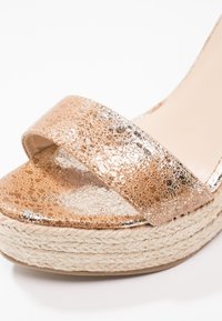 Laura Biagiotti Sandali con tacco - gold-coloured